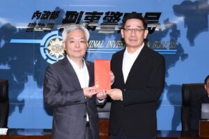 治安工作馬不停蹄 署長張榮興親赴刑事局頒破案金紅包賀新春 51 %E7%BD%B2%E9%95%B7%E8%92%9E%E5%88%91%E4%BA%8B%E5%B1%80%E6%85%B0%E5%8B%89 3