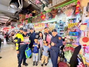 春節花市採買人氣旺 內湖警防詐 交安宣導賀新年 71 %E4%BA%8C 55