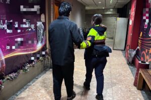 男子深夜倒臥街頭 警即時關懷助返家 38 MEITU 20260221 125103929