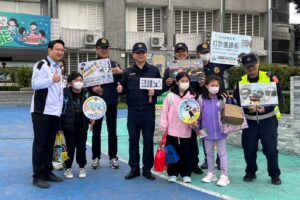玉里警長開學日率隊護童 強化校安與識詐反毒宣導 24 MEITU 20260223 161931093