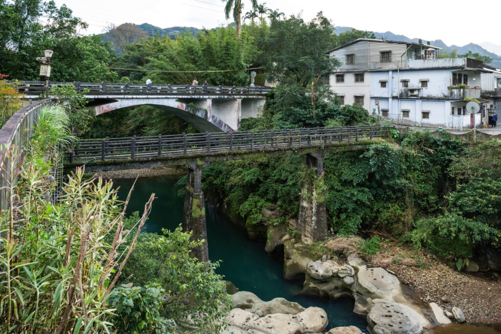 平溪支線一日遊 暢覽山城秘境風光 18 %E4%BE%86%E5%88%B0%E5%B6%BA%E8%85%B3%E7%AB%99%EF%BC%8C%E5%8F%AF%E6%AC%A3%E8%B3%9E%E6%98%94%E6%97%A5%E4%BD%9C%E7%82%BA%E8%81%9A%E8%90%BD%E9%80%A3%E9%80%9A%E5%8A%9F%E8%83%BD%E7%9A%84%E5%B6%BA%E8%85%B3%E5%8F%A4%E6%A9%8B%EF%BC%8C%E7%82%BA%E6%97%85%E7%A8%8B%E5%A2%9E%E6%B7%BB%E8%87%AA%E7%84%B6%E6%B0%A3%E6%81%AF%E8%88%87%E4%BA%BA%E6%96%87%E8%A8%98%E6%86%B6%E6%8E%A2%E7%B4%A2%E8%B6%A3%E5%91%B3