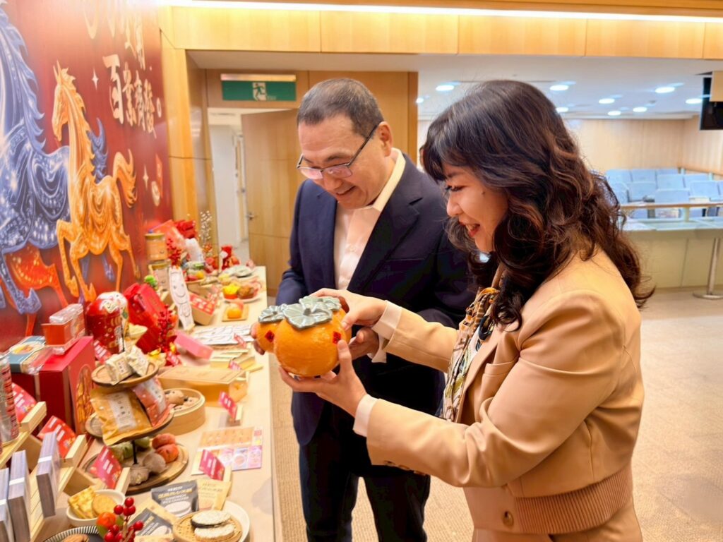 新北「微笑近山走3徑」 走訪深坑茶山古道,聽音樂品茶香 40 新北市有105處商圈、市場、夜市、觀光工廠及電競基地,經發局長向市長介紹新北的特色伴手禮與年節商品。