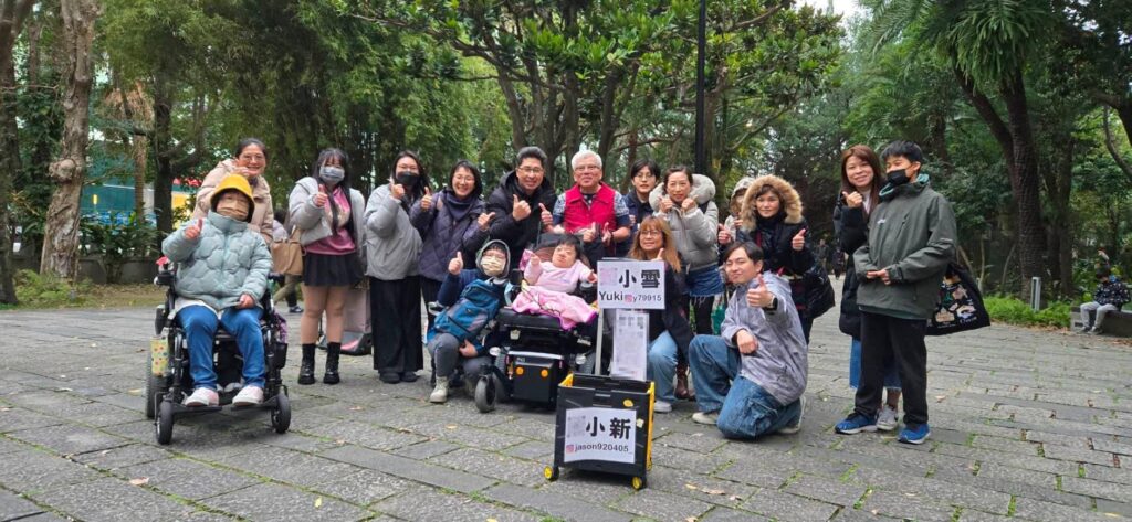 熱愛唱歌「玻璃娃娃」小雪松菸街頭開唱 36 %E5%85%AB%E9%87%8C%E6%84%9B%E5%BF%83%E6%95%99%E9%A4%8A%E9%99%A2%E7%B5%84%E6%88%90%E8%A6%AA%E5%8F%8B%E5%9C%98%E5%89%8D%E5%BE%80%E6%9D%BE%E8%8F%B8%E7%82%BA%E5%B0%8F%E9%9B%AA%E5%92%8C%E5%B0%8F%E6%96%B0%E5%8A%A0%E6%B2%B9%E6%89%93%E6%B0%A3