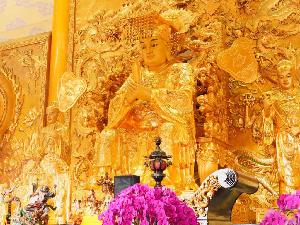 明華園龍井三陽玉府天宮熱力開演慶天公生 鄭照新贈匾「昊天開泰」肯定廟方護佑地方 11 龍井三陽玉府天宮正殿內有全台最大尊的玉皇大帝像 高達兩層樓 重約15公噸