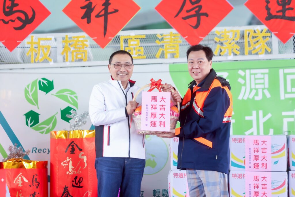 侯友宜感謝清潔隊員辛勞 春節犧牲奉獻維護城市整潔 36 侯友宜致贈福袋及象徵「大吉大利」的橘子