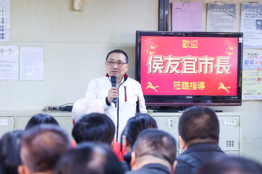 侯友宜:慰勞公車從業人員 共同打造優質公共運輸服務 34 侯友宜表示,新北市公車已成為民眾日常不可或缺的公共交通運具。尤其每逢春節及假日期間,都有賴公車業者堅守崗位,順利將旅客載至目的地