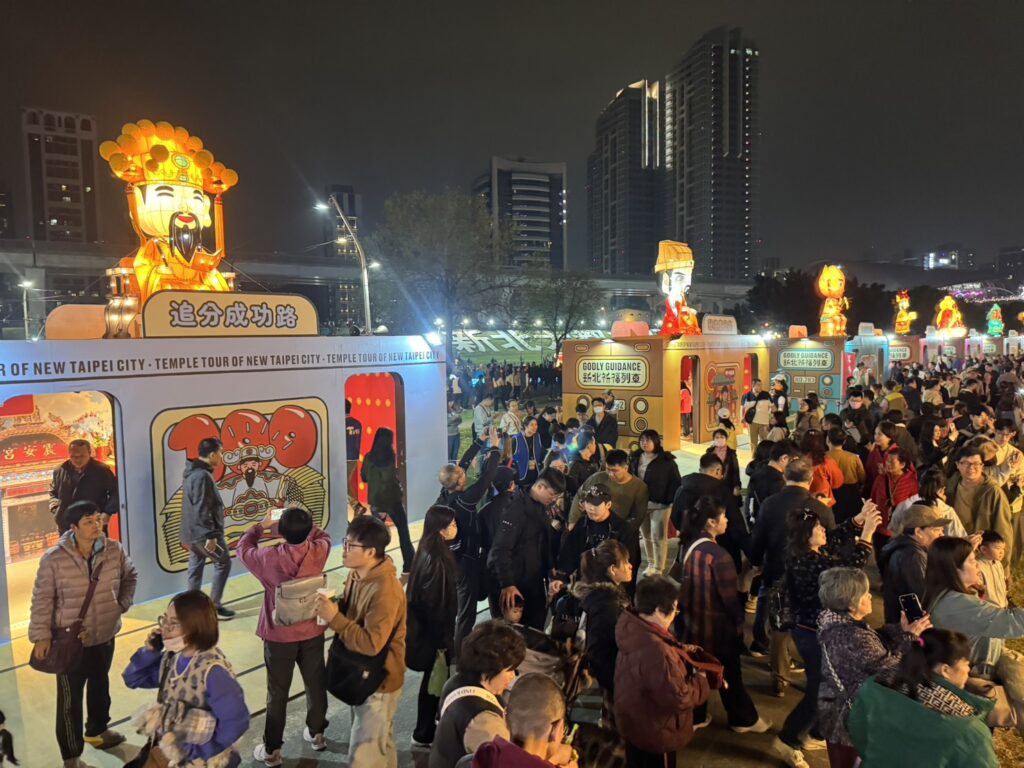 新北燈會祈福列車強勢回歸 30 祈福列車強勢回歸新北燈會,吸引滿滿賞燈祈福人潮