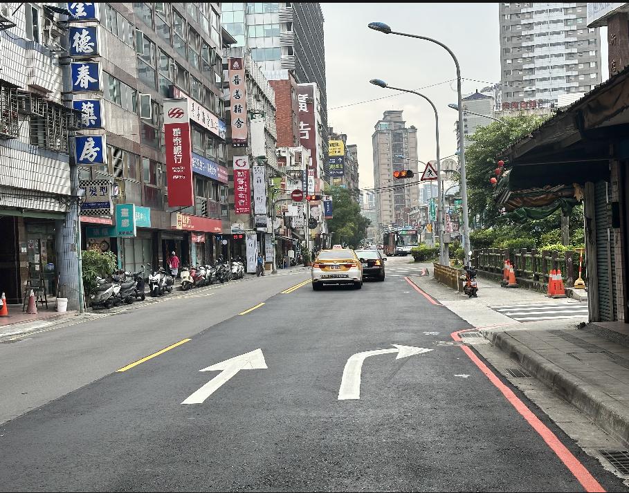 新店區順安街增設專用迴轉道 交通局:車流更順、人車更安全 28 新店順安街新增專用迴轉道銜接北新路往北市方向