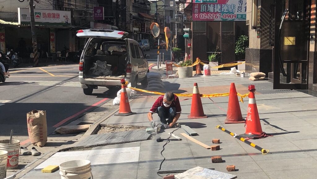 新北市公寓大廈修繕補助範圍擴增 26 新北市政府115年度公寓大廈共用部分維護修繕補助執行計畫開跑,即日起受理申請,單一社區最高可獲得20萬元補助