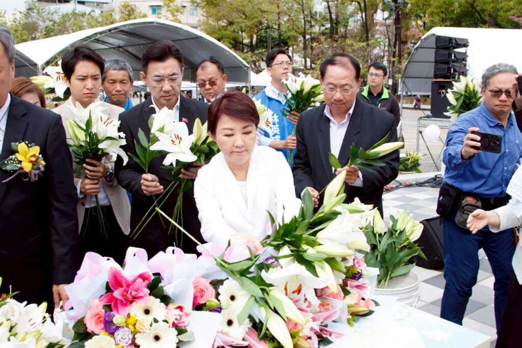 中市府「二二八事件79週年追思會」 盧秀燕獻百合祝福:讓愛與包容延續 中市府「二二八事件79週年追思會」 盧秀燕獻百合祝福:讓愛與包容延續