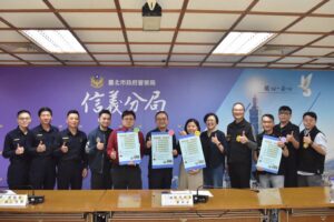 公私協力 共好信義 推動安全成為第一價值 28 %E5%9C%96%E8%AA%AA%EF%BC%9A%E5%85%AC%E7%A7%81%E5%96%AE%E4%BD%8D%E6%96%BC%E6%B4%BB%E5%8B%95%E5%89%8D%E5%85%B1%E5%90%8C%E7%B0%BD%E7%BD%B2%E5%90%88%E4%BD%9C%E6%83%85%E5%BD%A2%E3%80%82