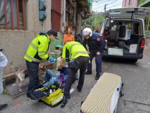 六旬老婦遛狗摔傷頭 基警暖心即刻救援送醫 10 1772336988218