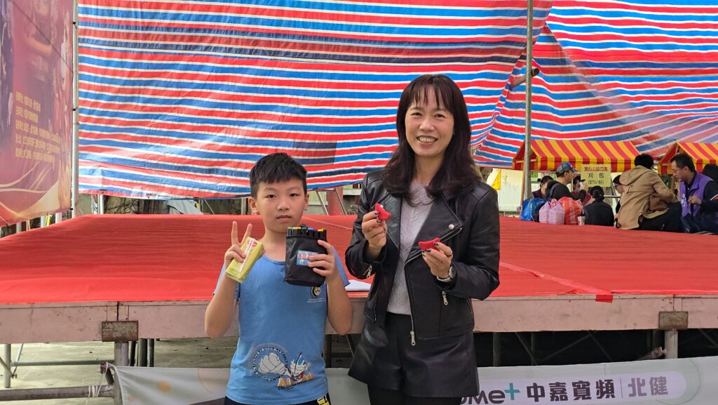 中嘉寬頻|北健攜手蘆竹誠聖宮慶新春 15 許巧妮總經理親手送出好禮給幸運的小朋友