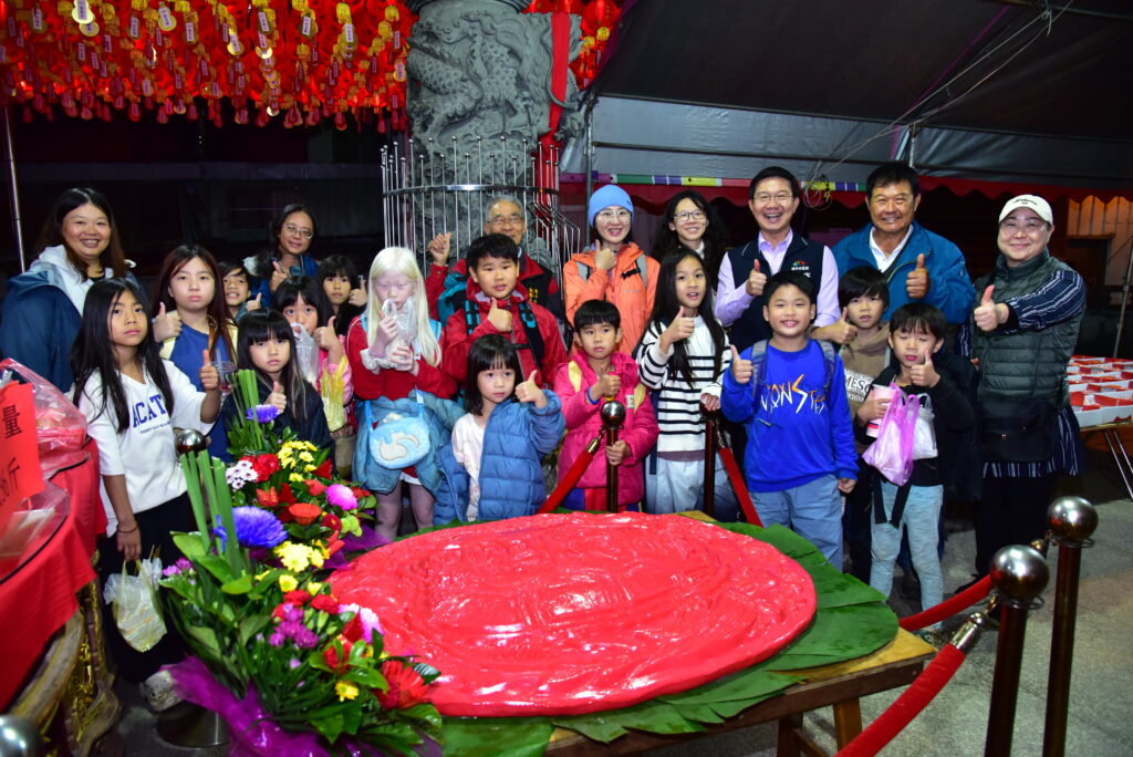 鬪粄慶添丁 東勢新丁粄節136 斤大紅粄吸睛 16 泰安宮136斤大紅粄不論花紋或重量 都相當引人注目 0