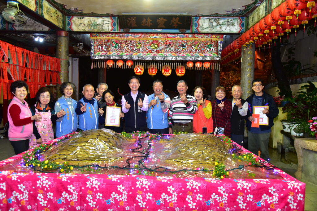 鬪粄慶添丁 東勢新丁粄節136 斤大紅粄吸睛 17 永安宮 鯉魚伯公廟 由兩位平分秋色的參賽者 打頭名 0