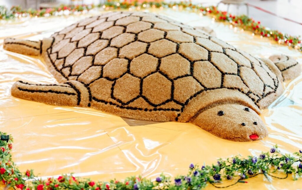 鬪粄慶添丁 東勢新丁粄節136 斤大紅粄吸睛 18 永光祠帶有酒香與糯米軟q口感的千斤大米糕龜 展現職人的好手藝 0