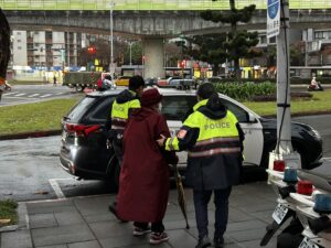 寒流來襲長者不適 內湖警即時關懷暖心護送返家 61 1772674280414