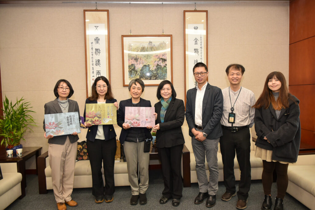 國臺圖續與日方慶應義塾大學深化學術交流活動 52 慶應大學參訪團(左起佐藤友里恵主任、遠藤泉研究員、保坂睦事務長)與國臺圖曹翠