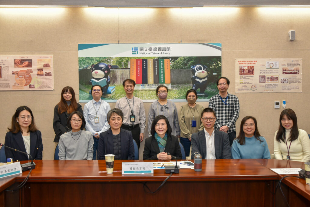 國臺圖續與日方慶應義塾大學深化學術交流活動 53 國臺圖與慶應大學合影(第一排左起慶應大學遠藤泉研究員、佐藤友里恵主任、保坂睦