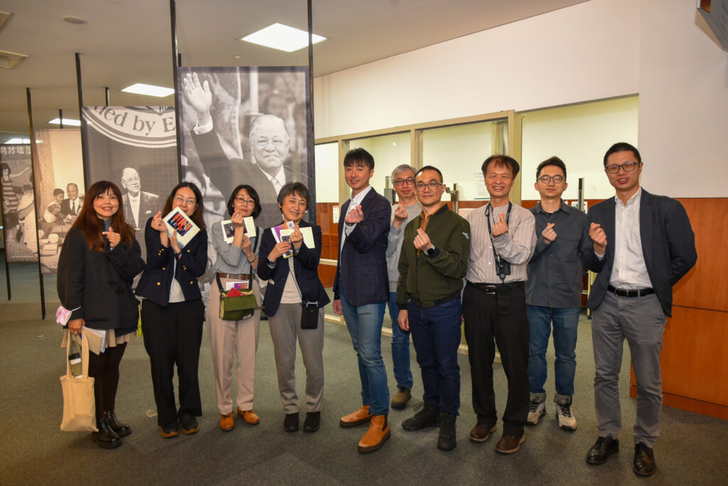 國臺圖續與日方慶應義塾大學深化學術交流活動 54 慶應大學參觀數位李登輝特展體驗AI科技