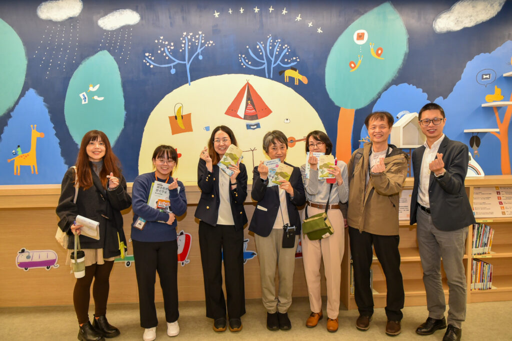 國臺圖續與日方慶應義塾大學深化學術交流活動 55 國臺圖向慶應大學介紹親子中心及尋書智慧導覽APP