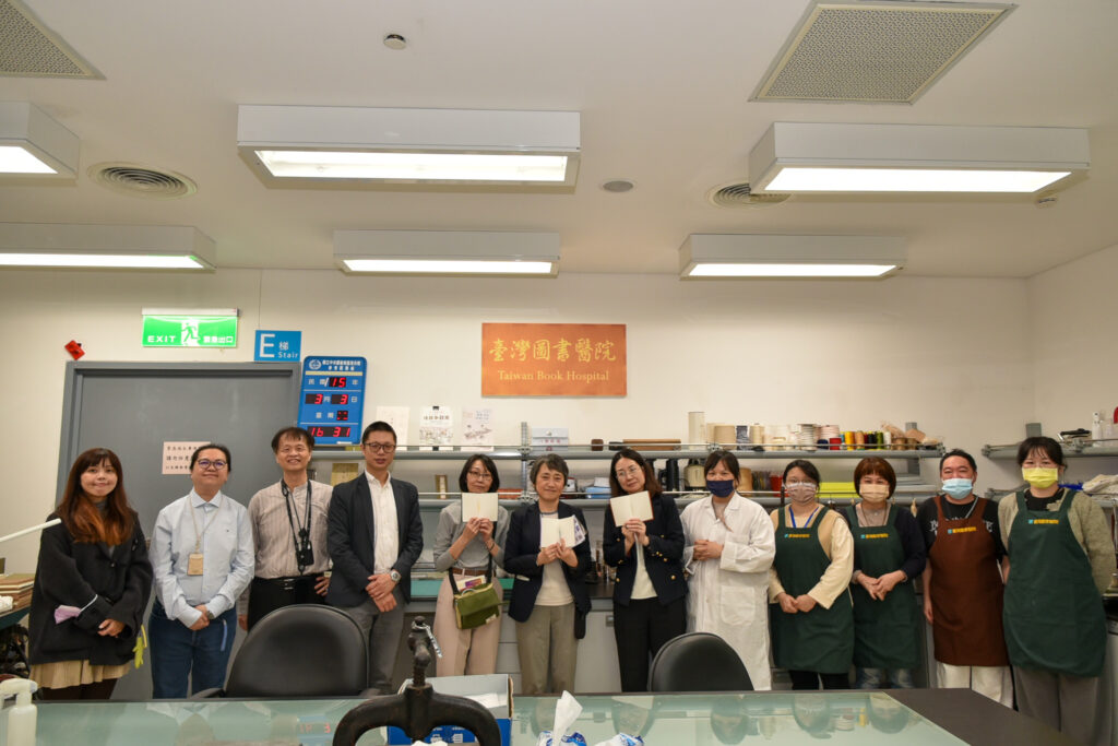 國臺圖續與日方慶應義塾大學深化學術交流活動 56 慶應大學在圖書醫院體驗手縫書製作與手作糨糊