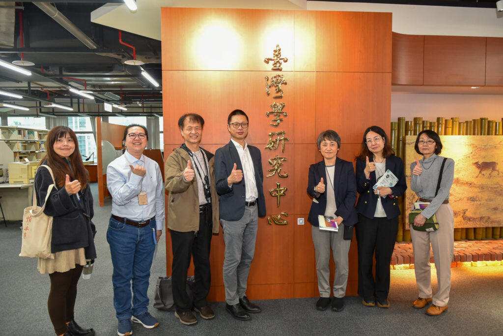 國臺圖續與日方慶應義塾大學深化學術交流活動 57 國臺圖向慶應大學介紹典藏臺灣學舊籍