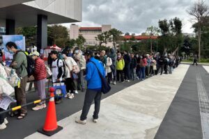 中日大戰 球迷齊聚北藝 士林警加入應援宣導防詐小撇步 52 六