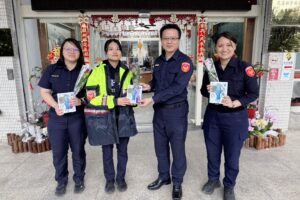 臺九線最美風景 玉里分局長送玫瑰花 面膜溫馨慶婦女節 40 MEITU 20260308 145654901