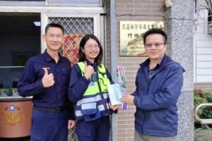 臺九線最美風景 玉里分局長送玫瑰花 面膜溫馨慶婦女節 41 MEITU 20260308 145758613