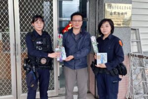 臺九線最美風景 玉里分局長送玫瑰花 面膜溫馨慶婦女節 42 MEITU 20260308 145820959