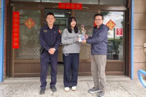 臺九線最美風景 玉里分局長送玫瑰花 面膜溫馨慶婦女節 43 MEITU 20260308 145842371