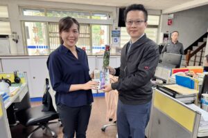 臺九線最美風景 玉里分局長送玫瑰花 面膜溫馨慶婦女節 44 MEITU 20260308 145859037