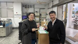 婦女節暖心祝福 花警分局長致贈巧克力慰勉女警 24 一 48