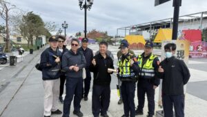 婦女節暖心祝福 花警分局長致贈巧克力慰勉女警 25 二 21