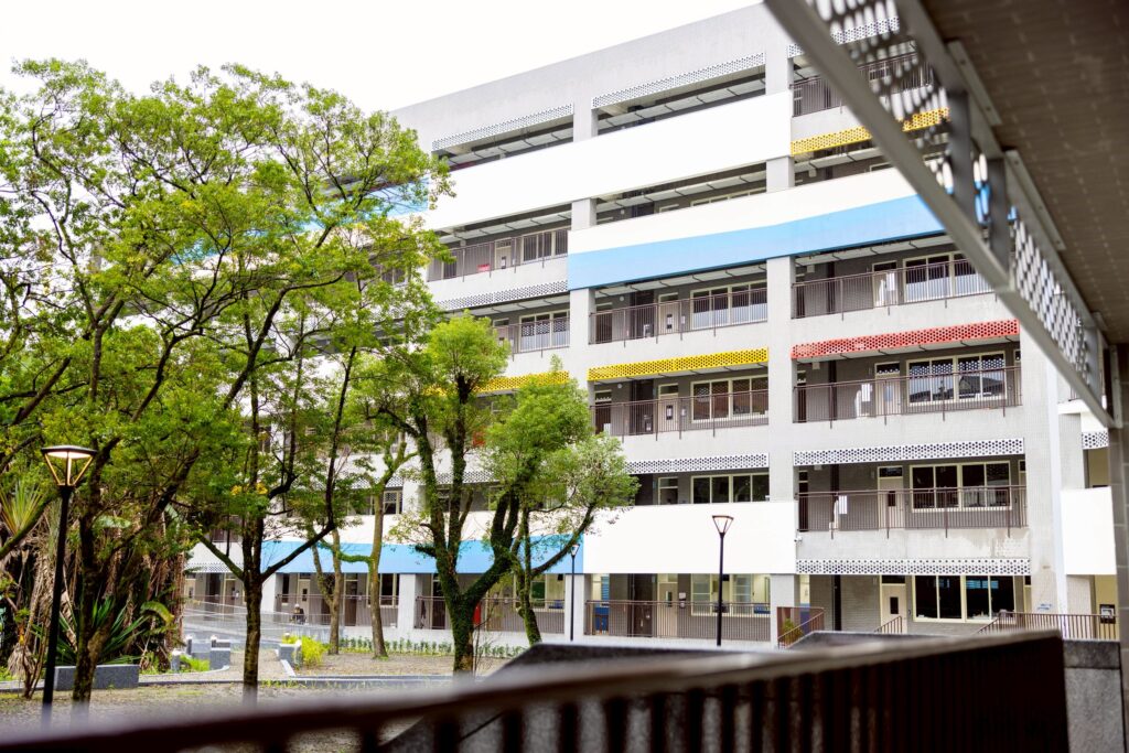 汐止秀峰高中第一階段校舍改建完工啟用 14 秀峰高中新校舍採淺灰色系,搭配鮮豔烤漆金屬板點綴,呈現煥然一新的校園風貌