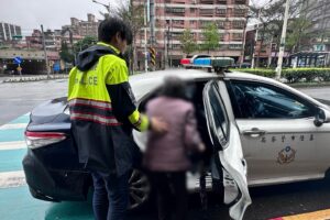 八旬老婦迷途街頭 百福警暖心護送平安返家 8 MEITU 20260309 175543214