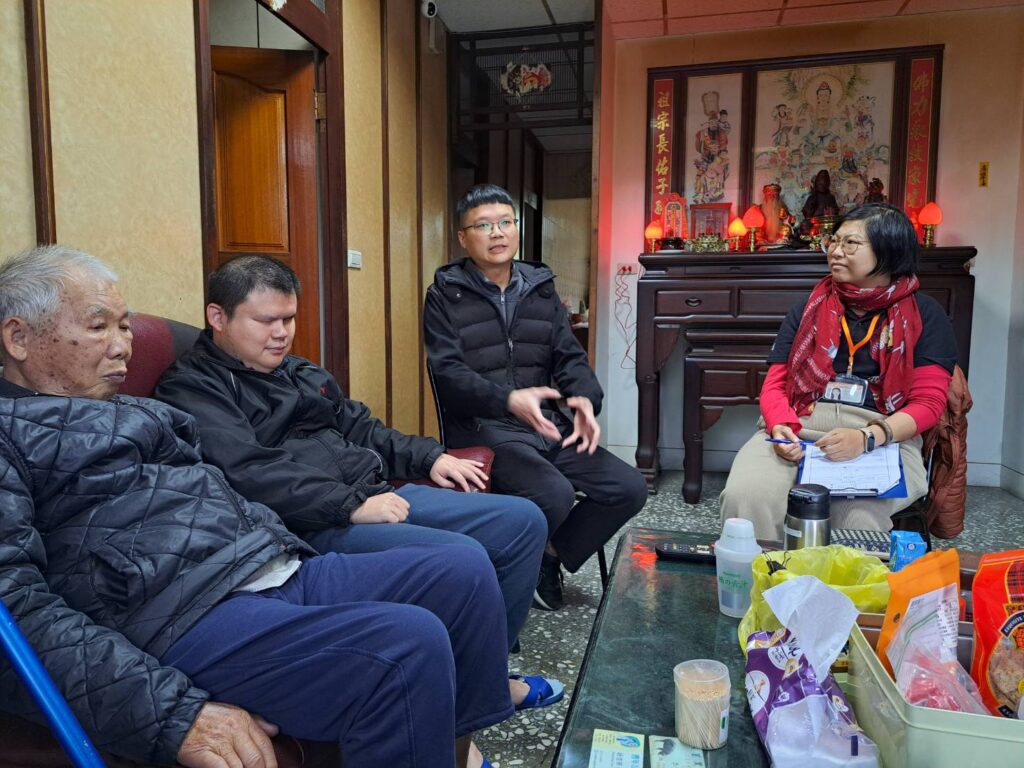 先天視障者呂坤諭與長輩相依為命 社會局引進樂明身障服務重建生活 23 %E5%85%88%E5%A4%A9%E8%A6%96%E9%9A%9C%E8%80%85%E5%91%82%E5%9D%A4%E8%AB%AD%EF%BC%88%E5%B7%A62%EF%BC%89%E8%88%87%E9%98%BF%E5%85%AC%EF%BC%88%E5%B7%A61%EF%BC%89%E7%9B%B8%E4%BE%9D%E7%82%BA%E5%91%BD%EF%BC%8C%E5%B7%A63%E7%82%BA%E5%BC%9F%E5%BC%9F%E5%91%82%E9%BE%8D%E9%8C%A1%EF%BC%8C%E5%8F%B3%E7%82%BA%E9%95%B7%E6%9C%9F%E9%99%AA%E4%BC%B4%E6%9C%8D%E5%8B%99%E7%9A%84%E6%A8%82%E6%98%8E%E4%B8%AD%E5%BF%83%E4%BD%99%E7%A4%BE%E5%B7%A5