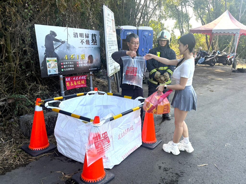 清明掃墓防火災 台中市府祭4大措施 23 全市公墓已設置197處消防水袋取水點及239處紙錢集中處 0