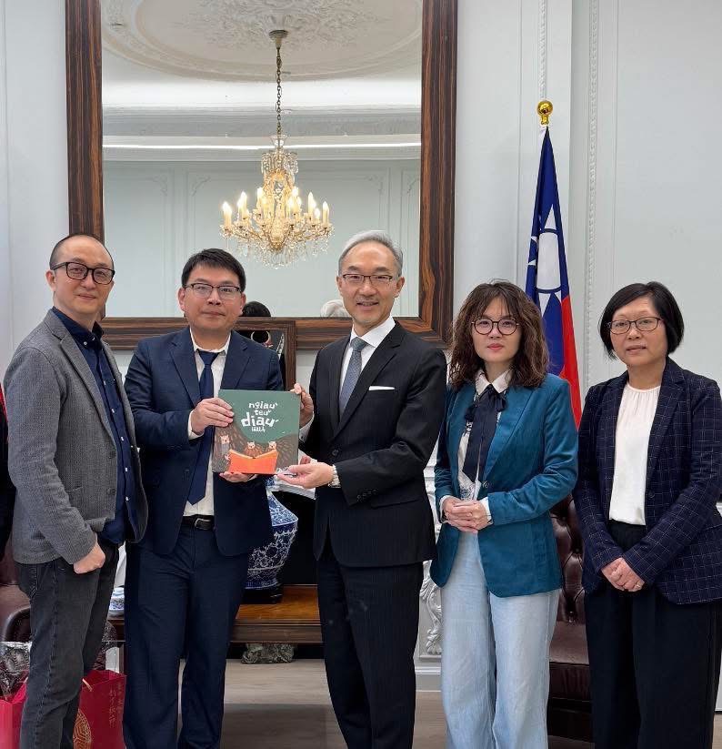 亞洲地區唯一得獎 中市客委會客語繪本《貓頭鳥》獲德國ICMA金獎 20 台中客委會赴英領獎代表拜會姚金祥大使 0