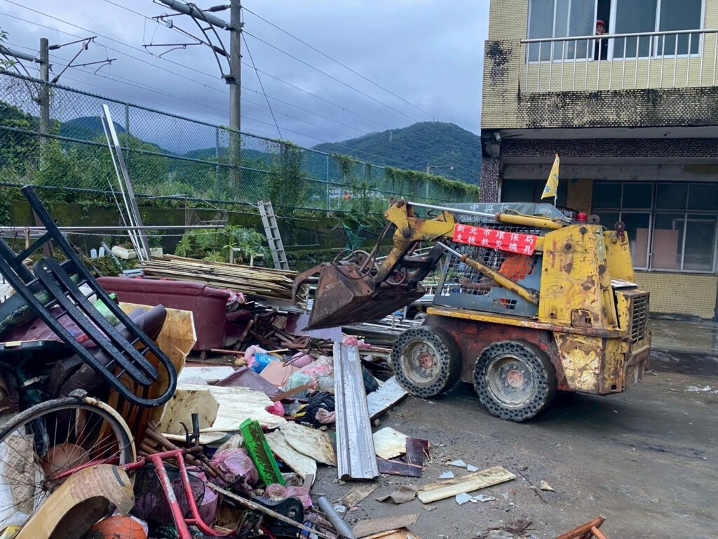 新北連續10年榮獲最乾淨城市 侯友宜:2030年達成城市永續 14 災後協助民眾清除排出淹水廢棄家具