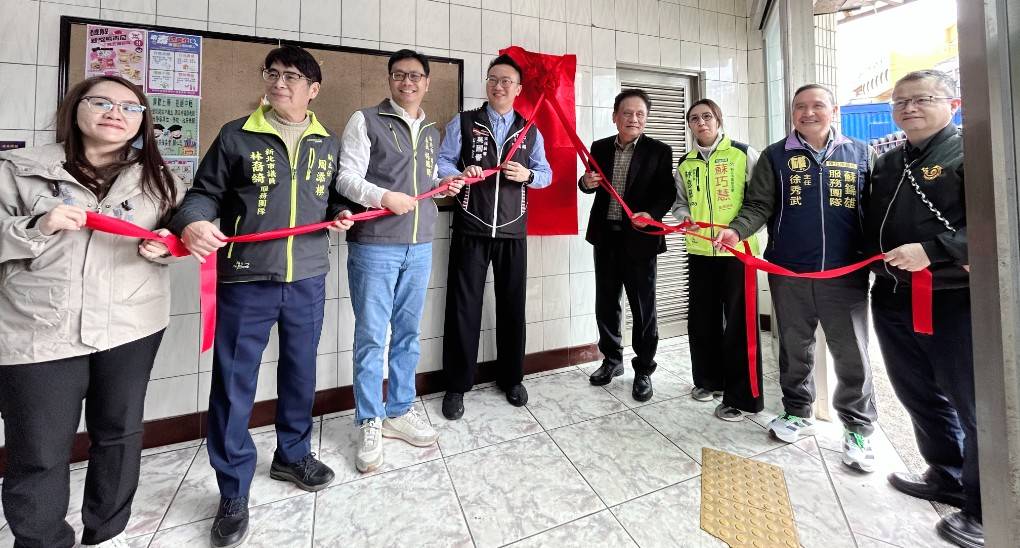 瑞芳文健站舉行揭牌儀式! 每週服務五天 原民長者照顧不漏接 12 揭牌儀式,照片左三為瑞芳區長楊勝閔,左四為新北市原民局主任秘書吳國譽,右四為原民會主任委員曾智勇 Ljaucu‧Zingrur。圖新北市政府原民局提供