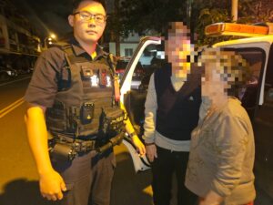 老翁雨夜迷途發抖 新城警暖心助返家 9 一 58