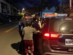 老翁雨夜迷途發抖 新城警暖心助返家 10 1773218004828