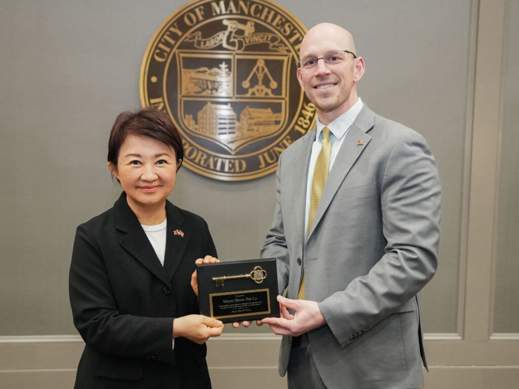 37年姊妹市情誼 盧秀燕訪美首站會晤曼徹斯特市長 36 %E6%9B%BC%E5%BE%B9%E6%96%AF%E7%89%B9%E5%B8%82%E9%95%B7 jay p ruais%E8%87%B4%E8%B4%88 %E5%B8%82%E9%91%B0 %E7%B5%A6%E7%9B%A7%E5%B8%82%E9%95%B7%E8%A6%8B%E8%AD%89%E5%85%A9%E5%B8%82%E6%B7%B1%E5%8E%9A%E6%83%85%E8%AA%BC