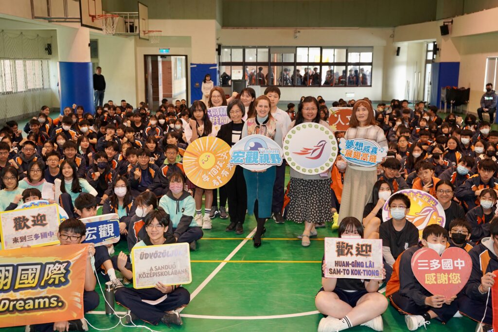 「大使校園開講」匈牙利、捷克代表走入校園帶學生看世界 6 于靜代表與三多國中師生合影