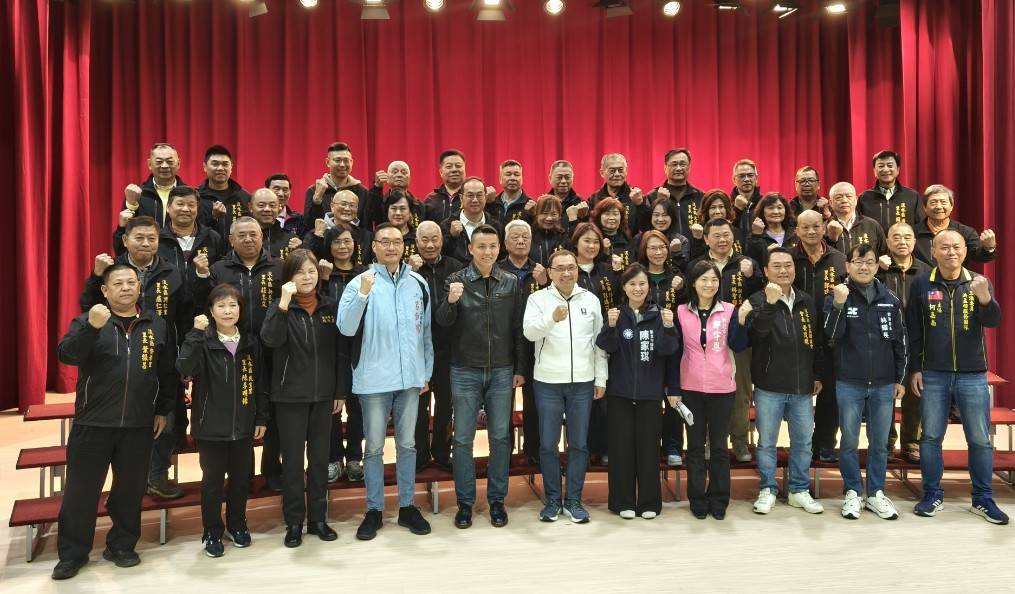 行動治理最後一站到淡水 侯友宜:29區服務持續深耕 2 座談會圓滿結束,侯友宜市長與議員、淡水里長合影,象徵市府團隊對地方發展之重視