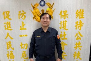 山區會車不慎車輪滑落溝渠 士林警合力助脫困 33 1773467670610