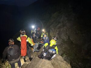 外籍登山客受傷困劍龍稜 瑞芳警消聯手救援護送下山送醫 15 1773546026523