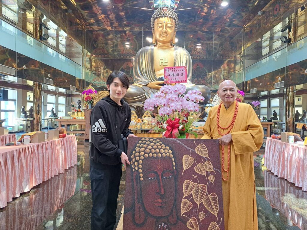 自閉症畫家魏廷亘感恩宗道法師栽培 回饋「佛陀與菩提」巨幅畫作 21 %E8%87%AA%E9%96%89%E7%97%87%E7%95%AB%E5%AE%B6%E9%AD%8F%E5%BB%B7%E4%BA%98%E5%B0%88%E7%A8%8B%E5%88%B0%E4%B8%89%E5%B3%BD%E6%99%AE%E8%B3%A2%E5%AF%BA%E8%B4%88%E9%80%81%E5%AE%97%E9%81%93%E6%B3%95%E5%B8%AB%E3%80%8C%E4%BD%9B%E9%99%80%E8%88%87%E8%8F%A9%E6%8F%90%E3%80%8D%E7%95%AB%E4%BD%9C%EF%BC%8C%E4%BB%A5%E6%84%9F%E8%AC%9D%E5%B8%AB%E7%88%B6%E7%9A%84%E6%A0%BD%E5%9F%B9